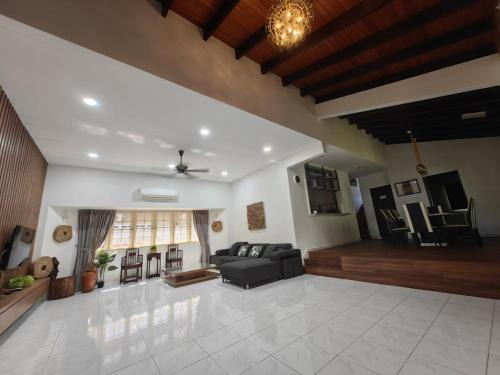 Klebang Spacious Comfy Bangalow