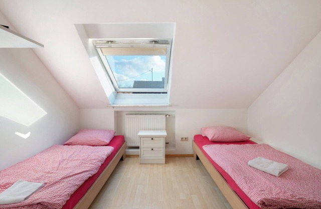 Knödelhof ‘Room A’, 2-bed room with shared terrace and WLAN