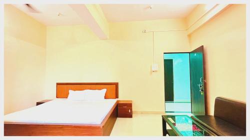 KRISHNA LUXUARY& FAMILY Hotel With FREE - Wifi & Parking