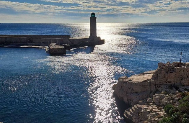 L 'AIGUADE, an exceptional apartment on the rocks facing the lighthouse and the sea
