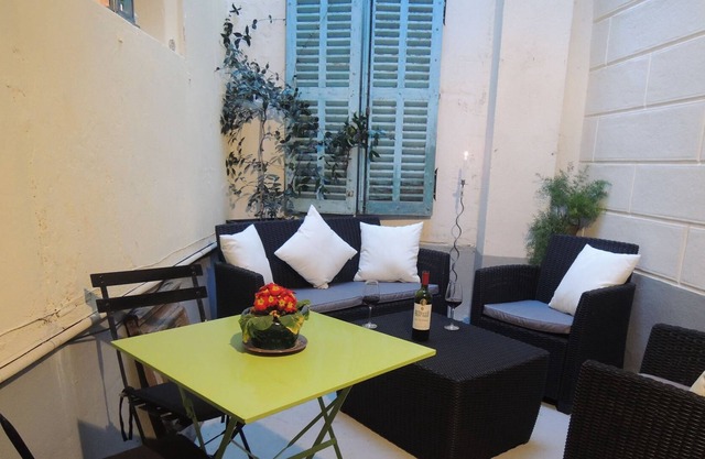 L'Appartement Cour, pretty and spacious with private courtyard in Limoux centre