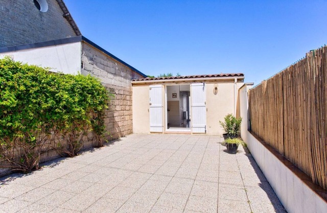 L'atypique, 150M beach terrace