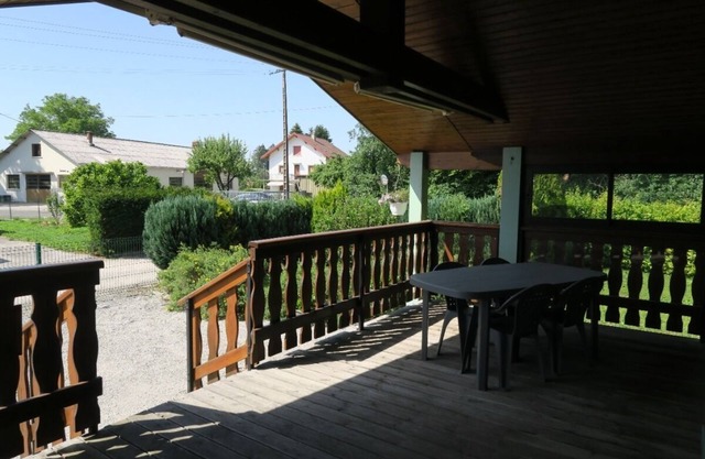 L'Emeraude, for relaxing and hiking among the lakes and waterfalls of the Jura region