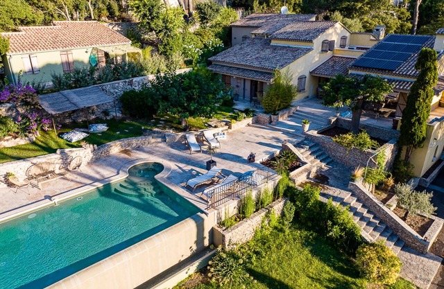 L'Encantada, charming property in Nîmes with swimming pool and green spaces