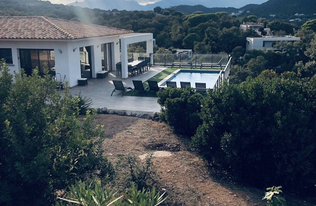 Luxury villa, 10 pers, 4bedroom, 4bathroom, swimming pool, 5 minutes drive from the beach