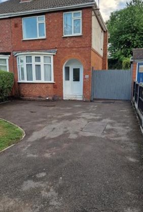 L & J ESCAPES-4 BEDROOMs SUITABLE FOR CONTRACTORS AND FAMILIES- LARGE PRIVATE PARKING-10 MINUTES TO M6 JUNCTION 9