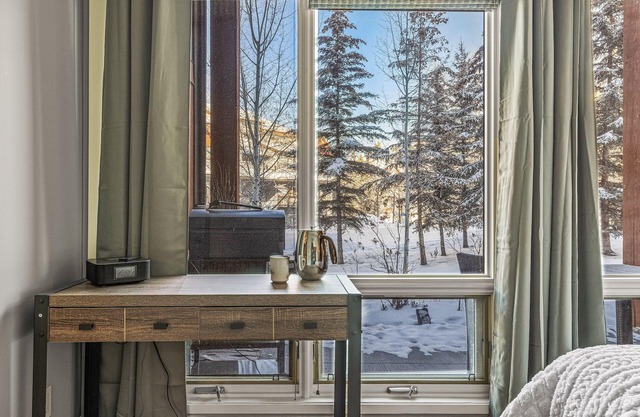 L109-HotTub/Pool/KingBed/Gym/FreeParking/2BR/Sleep6