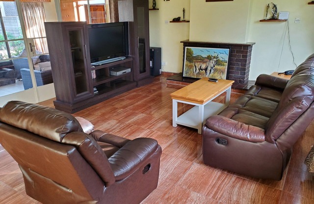 LA 69 Holiday Home - modern, secure and clean 3-bedroomed house in Belvedere.