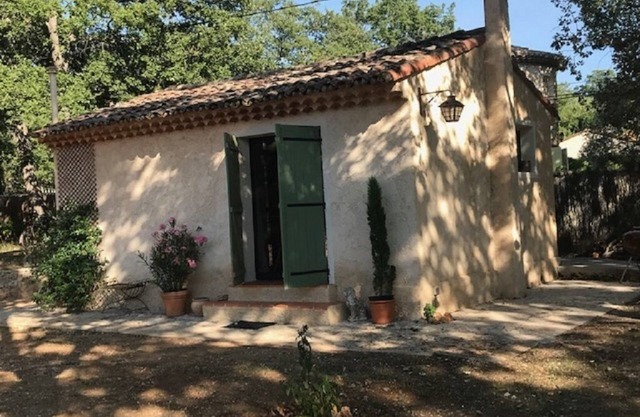 LA BRINDILLE Small mas provençal * studio 30 m2 3 Pers. quiet with swimming pool