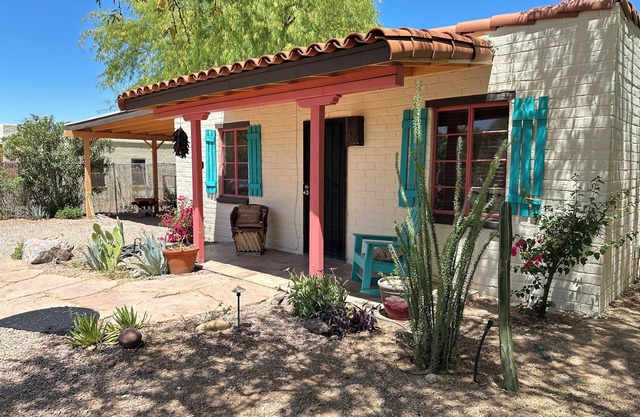 “La Casita Encantada” All the Charm & all the Amenties for a Long or Short Stay!
