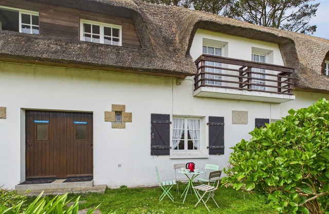 La Corvette – Thatched Cottage with Garden for 4
