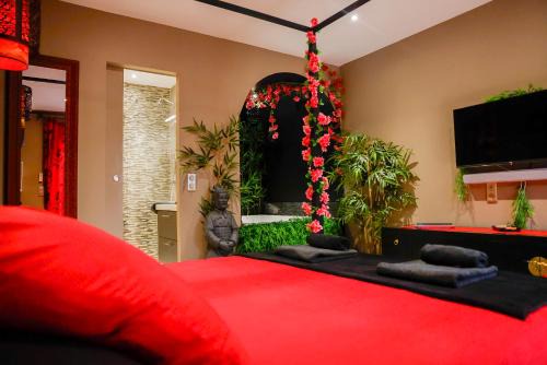 la demeure de POULPICAN Chambre SAKURA jacuzzi charme romantique terrasse privée 300m plage et restaurants La Croix Valmer - Golfe Saint Tropez