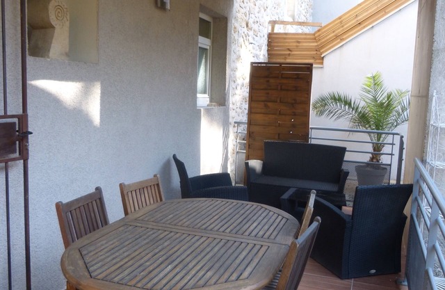 La fontaine, gîte 70 m2, village center, in renovated house with 4 gîtes