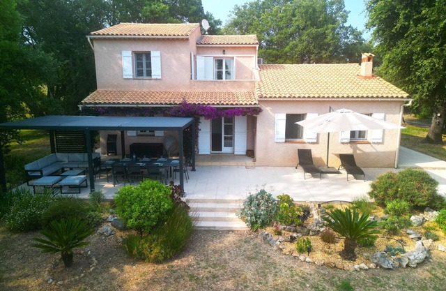 La Gaude, Côte d'Azur - Villa with sea view amid century-old olive trees