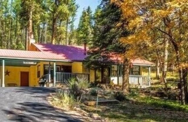 La Grange! Adorable 2 bedroom cabin in the woods with hot tub