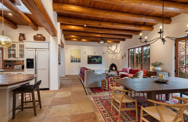 La Joya - Spacious and Historic Downtown Jewel