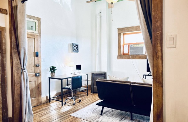 La Luna, Charming Historic Apartments with Modern Upgrades, Downtown Farmington