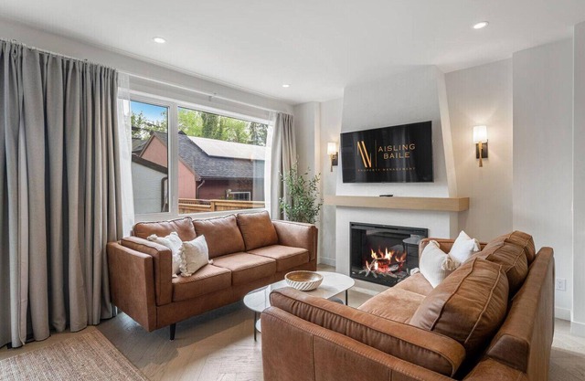 La Maison | Pvt Hot Tub | Kensington | 2500 sqft