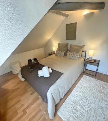 La Mansarde - Cœur Historique, Charme et Confort