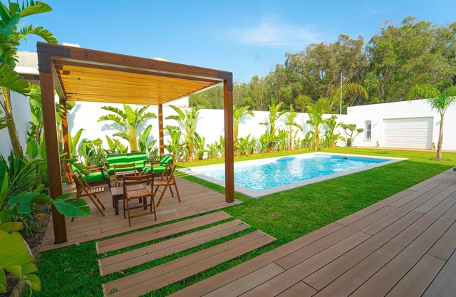 La Marina: secure seaside with pool