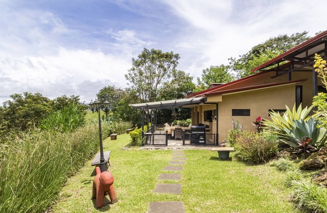 La Martina Countryside Cottage in San Ramón midway between SJ and La Fortuna
