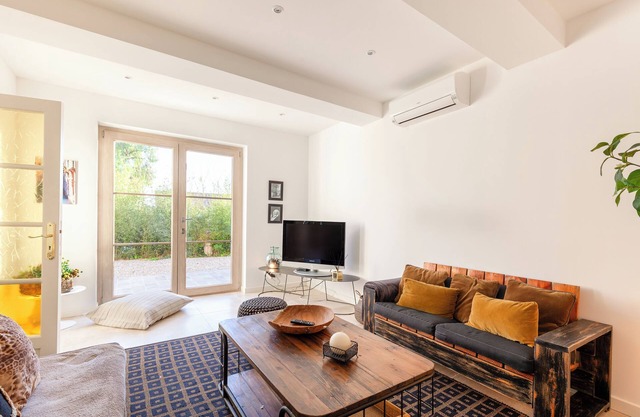 La Petite Bastide with mountain views, private terrace and Wi-Fi