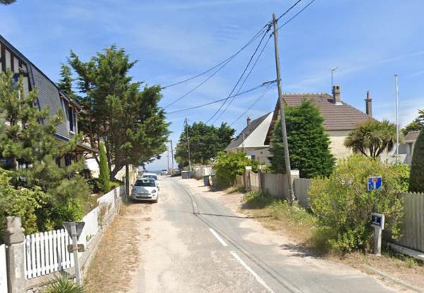 La plage au bout du jardin/Sword Beach cottage