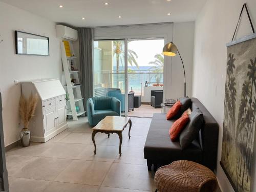 La Prom 2 - a two bedroom apartment with a sea view