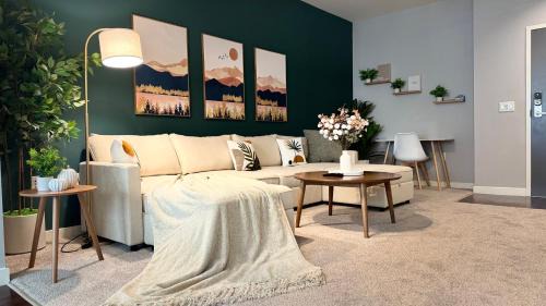 LA Relaxing 1BR on Wilshire Blvd Walk to LACMA - Free Parking & Pool &Gym
