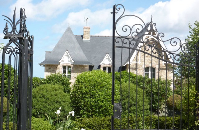 La Richardais. Beautiful recent Dinardaise