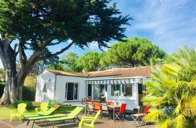 La Tanière, piscine et 300m de la mer