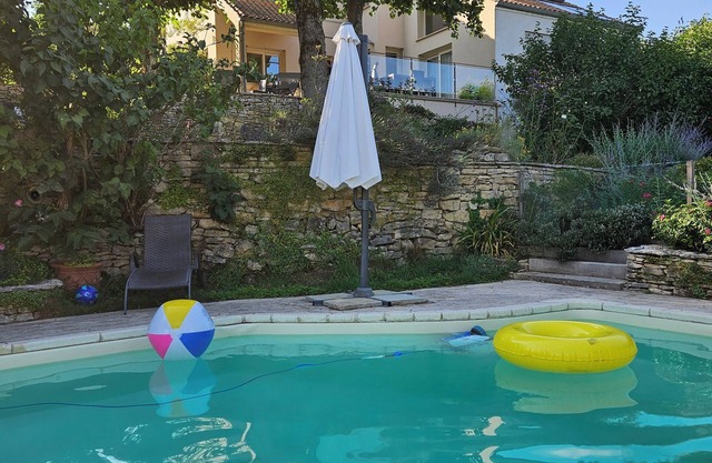 La Terre d'Or, large cozy cottage with garden and pool on the vineyards
