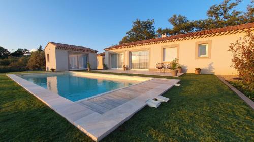 La Tiny de Louis, au milieu des oliviers, avec jolie piscine