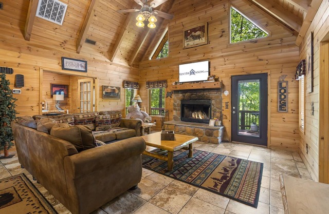 Labor Day Open Premium Log Cabin HotTub Firepit Car Charger Free Tickets Near Thunder Ridge
