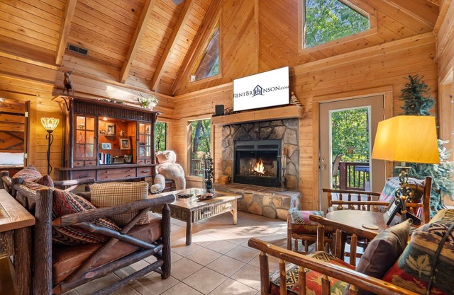 Labor Day Open, Secluded, HotTub, Jet bathtubs, Woods, Near Big Cedar & Shows-Firepit -CarCharger