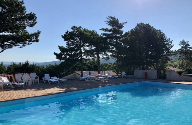 Lac de St Ferréol, pleasant garden level with access to swimming pool