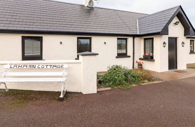 LAHARN COTTAGE, family friendly in Killorglin, County Kerry