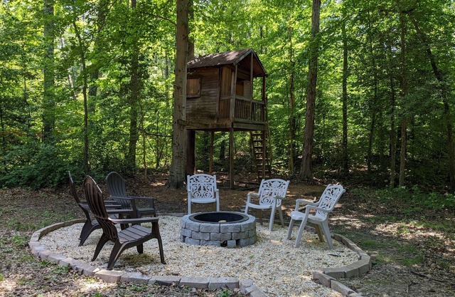 Lake Access Cottage-1 Min Walk to Lake | Kayaks | Game Room | Kid Friendly