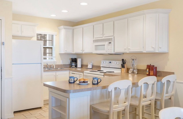 Lake Access-Spacious Condo-Free Attraction Tickets-Deck Area