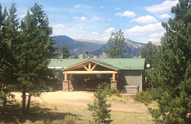 Lake and Mountain view, Private, Convenient location, Hot tub, WIFI, Theater