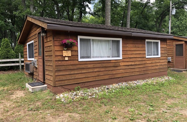 Lake Cabin Resort Cabin 4 on Fife Lake