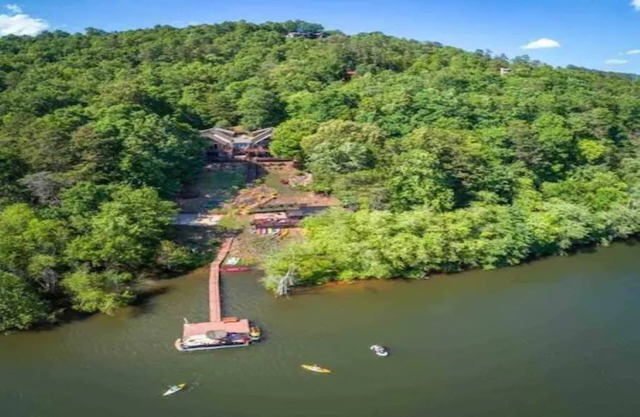 LAKE CHATUGE, Your own private resort, 9 Bdrm, Pickleball, Pool, Boat Rental