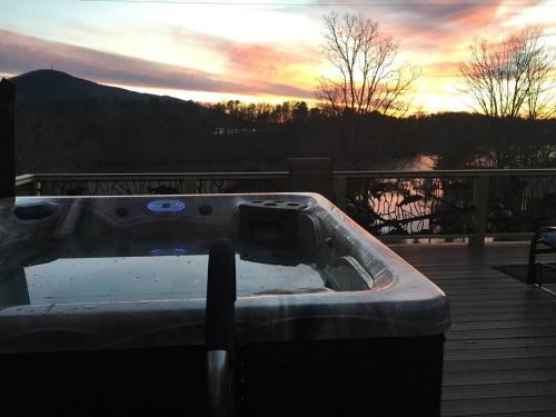 Lake Escape To An Elegant 4 Br Home