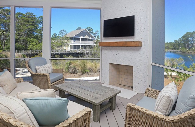 Lake Front And Community Pool - Grace Abounds By Royal Destinations