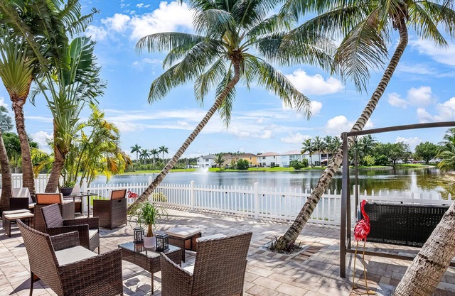 Lake front, Billiard room, Large patio, Pet-friendly, BBQ, Safe Neighborhood