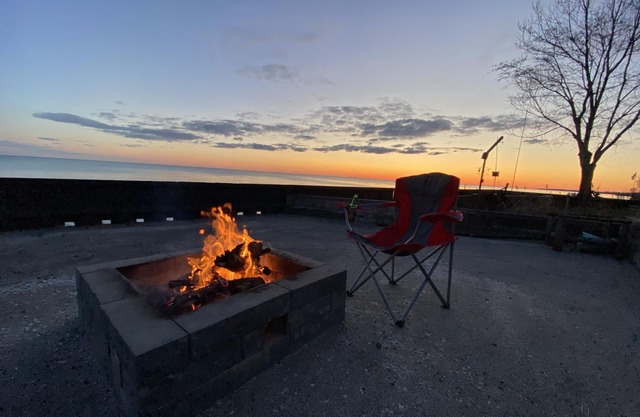 Lake front Cottage, wineries nearby, fire pit, BBQ