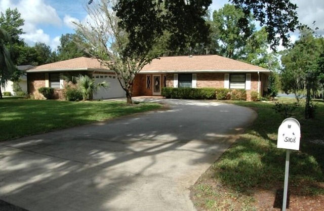 Lake Front Dock Home - Relax, Walk & Bike Path, Fish, Boat, Wine & Golf Nearby