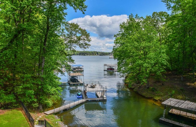 Lake front home near hiking wineries hot tub kayak dock and outlet mall