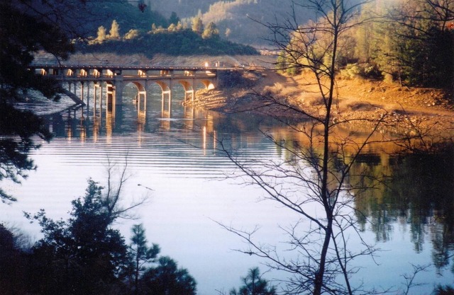 LAKE FRONT ON SHASTA LAKE, NESTLED IN THE MOUNTAINS!