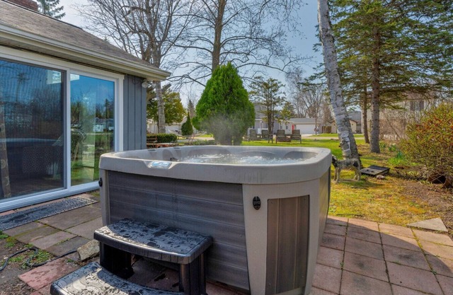 Lake Haven Sleeps 6, AC, View of Lake Huron!